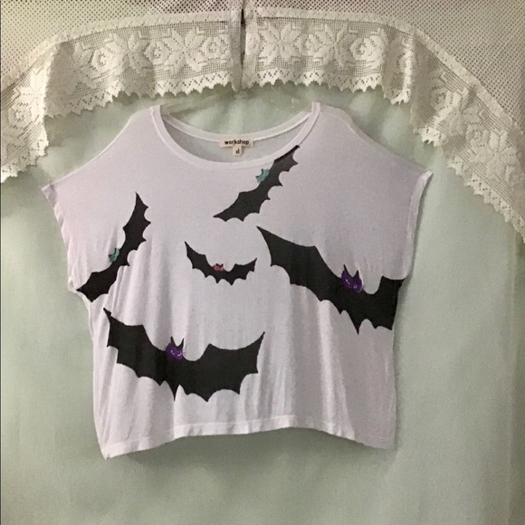 Tops - 🥀Bats on a sheer white top with some pulls pics